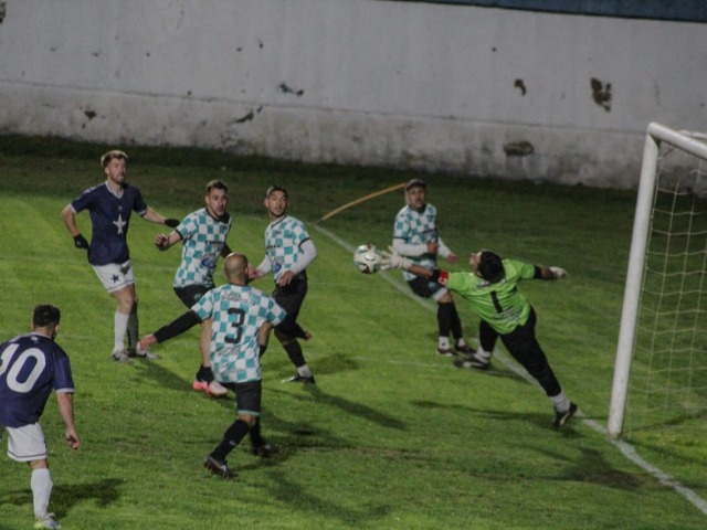 Municipales empat con Racing y se mantiene en la cima